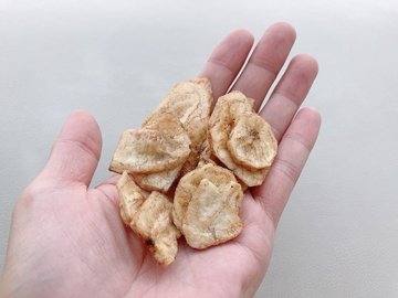 業務スーパー バナナチップス 星3つ ドライフルーツではない 甘くサクサクして軽い口当たりだけど油で揚げてるため脂質とカロリーは高い