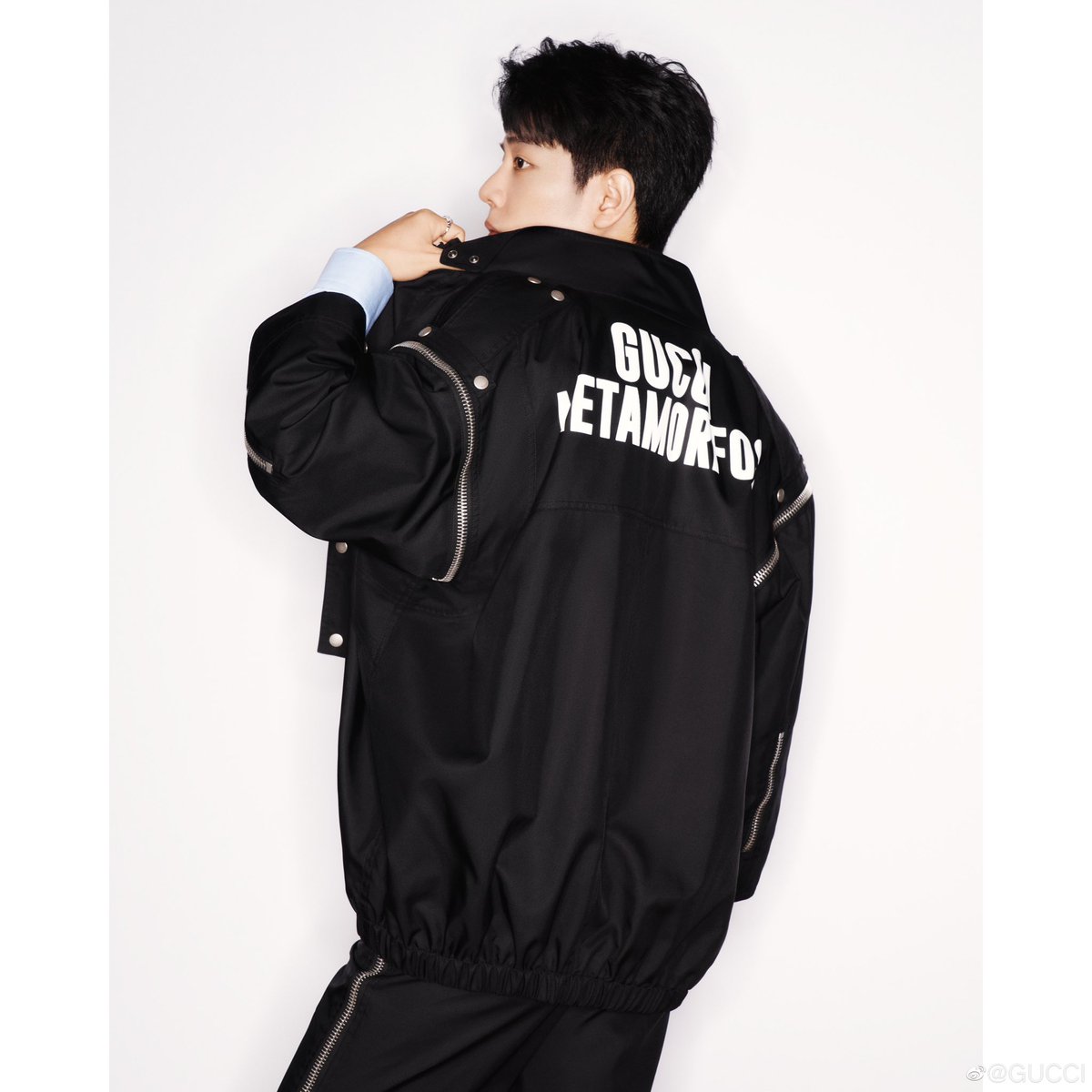 XiaoZhan_OFC's tweet photo. 【221004 Photo】  

#XiaoZhan1005NewsPort 
#XiaoZhan #肖战 #SeanXiao 

GUCCI Weibo updated:

Xiao Zhan goes on a self-exploration journey in Exquisite Gucci series black jacket with a studded Double G leather backpack. https://t.co/dmcPrWhcSS