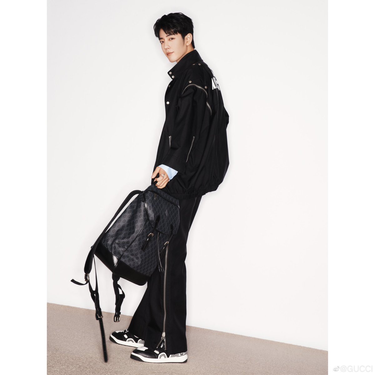 XiaoZhan_OFC's tweet photo. 【221004 Photo】  

#XiaoZhan1005NewsPort 
#XiaoZhan #肖战 #SeanXiao 

GUCCI Weibo updated:

Xiao Zhan goes on a self-exploration journey in Exquisite Gucci series black jacket with a studded Double G leather backpack. https://t.co/dmcPrWhcSS
