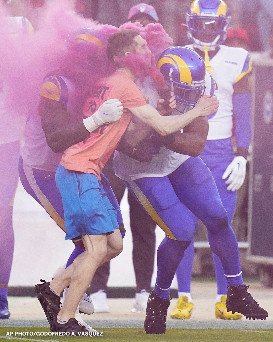Supremesouprme's tweet photo. #BobbyWagner New Angles 🤣 #NFL #LARams https://t.co/lKfwHoPohj
