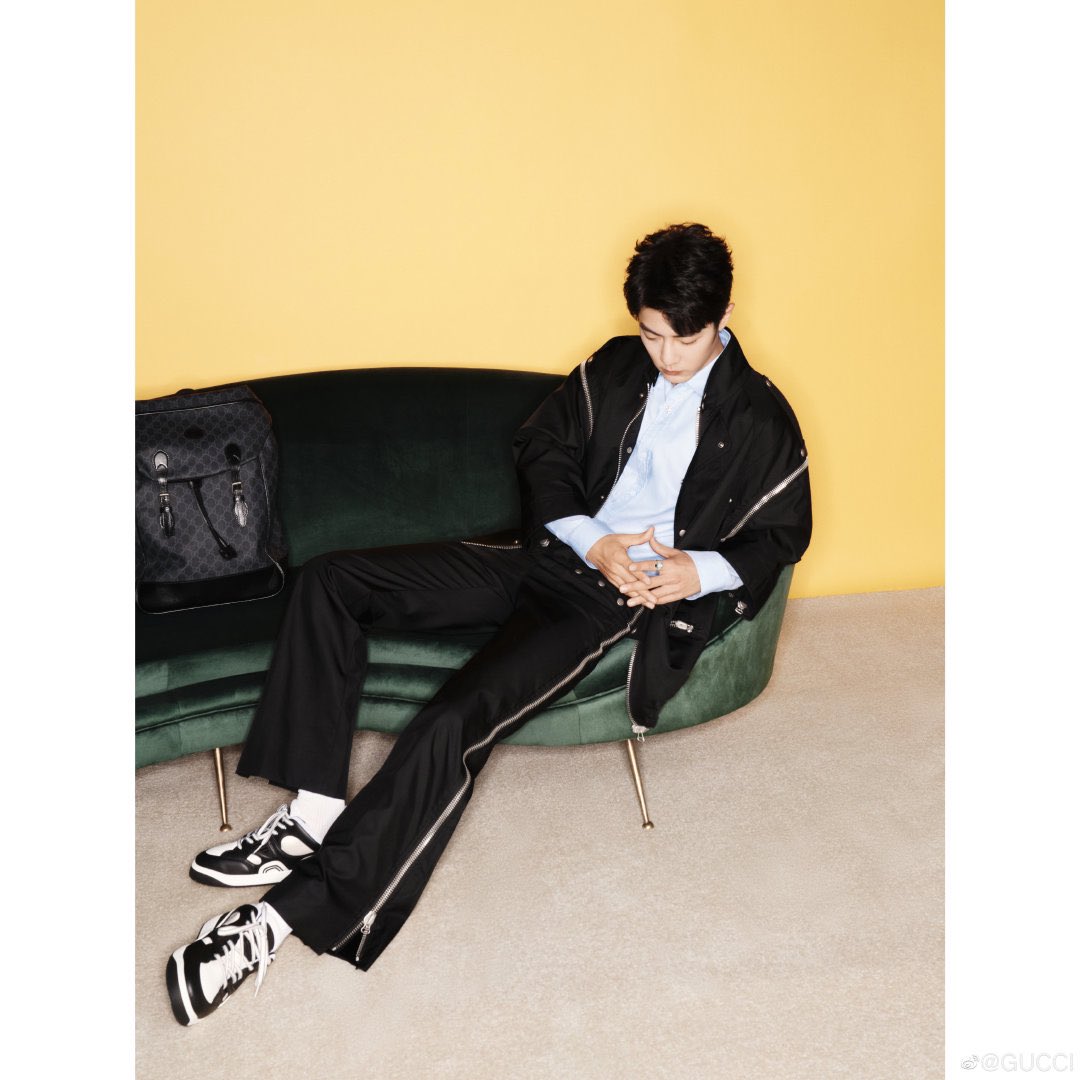 #XiaoZhanxGucci black jacket และกระเป๋าเป้หนัง GG #ExquisiteGucci
#XiaoZhan