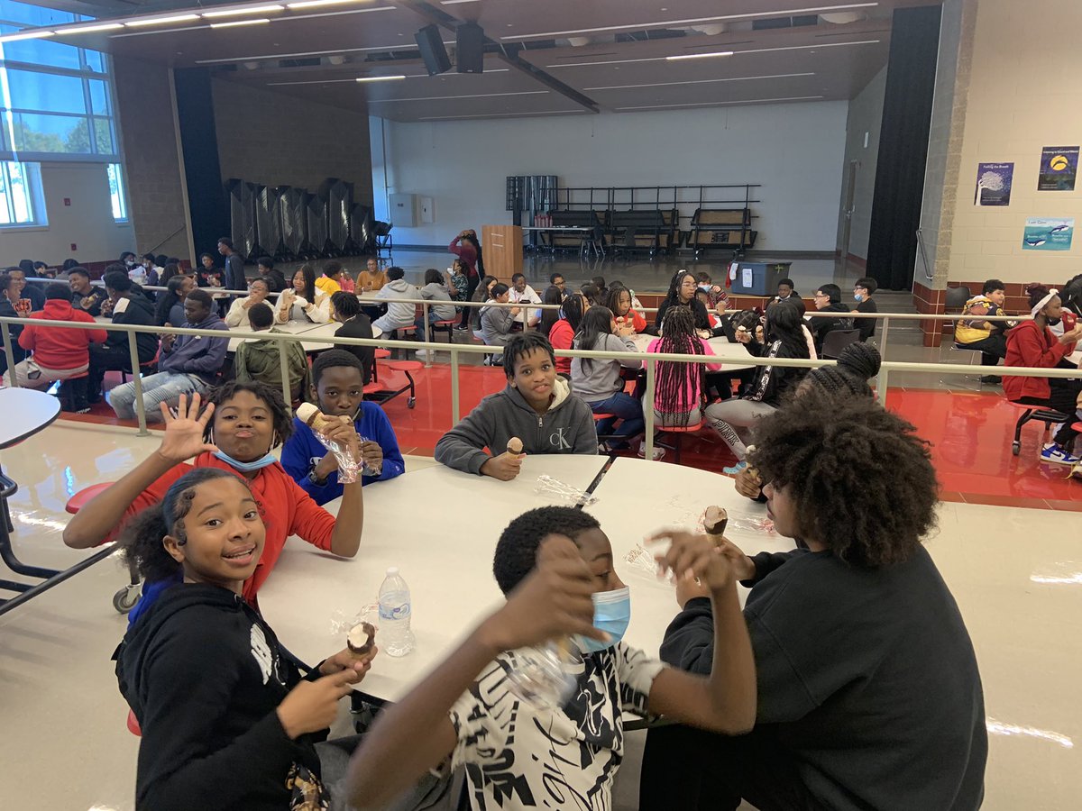 SchrumSpartans's tweet photo. Day 36 icecream party for the 8th grade for being our PBIS grade level winner! Smiles are an amazing way to communicate with Ss and we need more people to Smile while in school! @Hsdist157 @super_hsdist @johnnybschool #Levelup157 https://t.co/8NzaeWuOUX