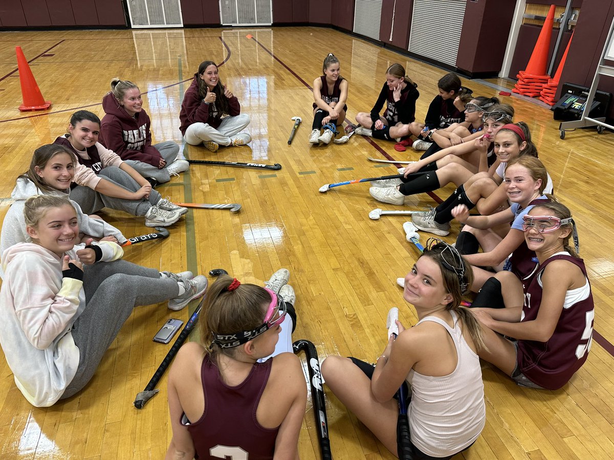 MrsLavelle's tweet image. The varsity #GCFH took a quick 🚌 trip down the block to host a 🏑 clinic for the @Garden_City_MS teams. The ☔️ kept us inside but we still managed to learn a ton &amp;amp; have some fun! #HEYRED