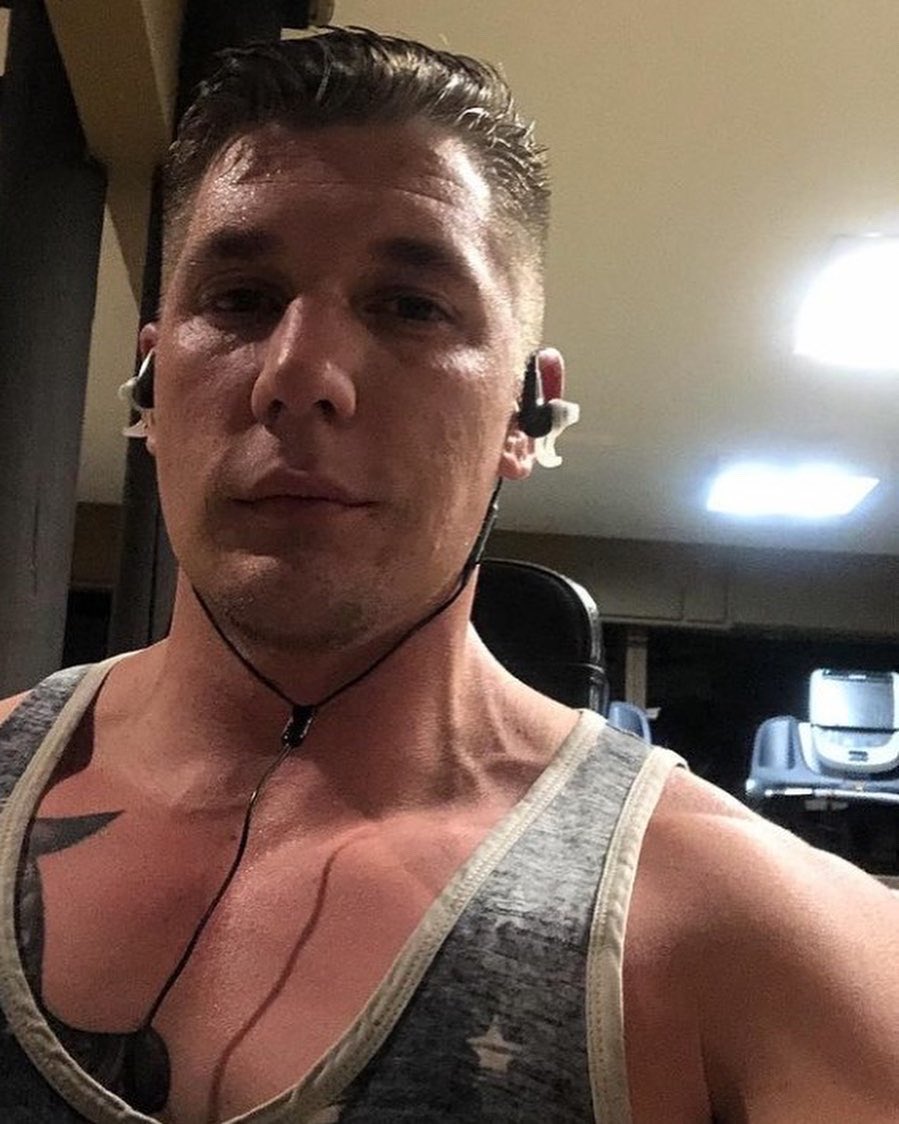 Shugamicky's tweet photo. Cheers to the gym 😊💪😎 https://t.co/pNBL9K8OVV
