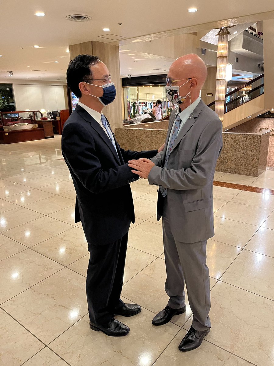 Last night I had a great time chatting with international friends at the #GermanUnityDay Reception hosted by the German Institute Taipei. Thanks Dr. Jörg Polster for the invite!