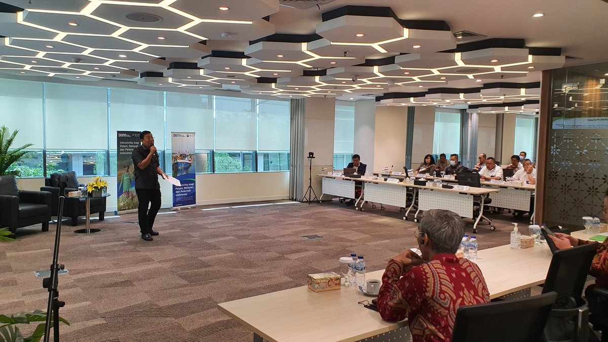 BadanPangan's tweet photo. Kepala NFA hadir sebagai keynote speaker dalam FGD Outlook Industri Pangan Nasional 2023 yang diselenggarakan oleh @idfood_official 
@pt_berdikari @PPITradelog @bgrlogistik_id 

#SinergiPangan #B2SA#PanganKuatIndonesiaBerdaulat #BUMNUntukIndonesia https://t.co/SHDmHZYdBY