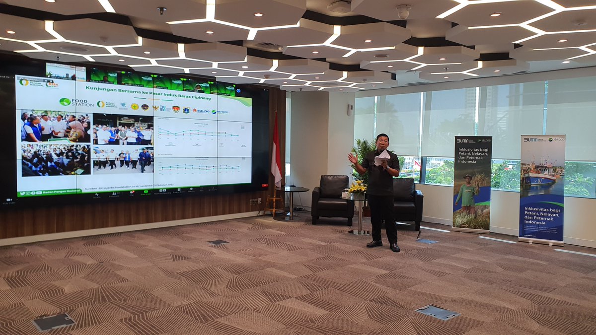 BadanPangan's tweet photo. Kepala NFA hadir sebagai keynote speaker dalam FGD Outlook Industri Pangan Nasional 2023 yang diselenggarakan oleh @idfood_official 
@pt_berdikari @PPITradelog @bgrlogistik_id 

#SinergiPangan #B2SA#PanganKuatIndonesiaBerdaulat #BUMNUntukIndonesia https://t.co/SHDmHZYdBY