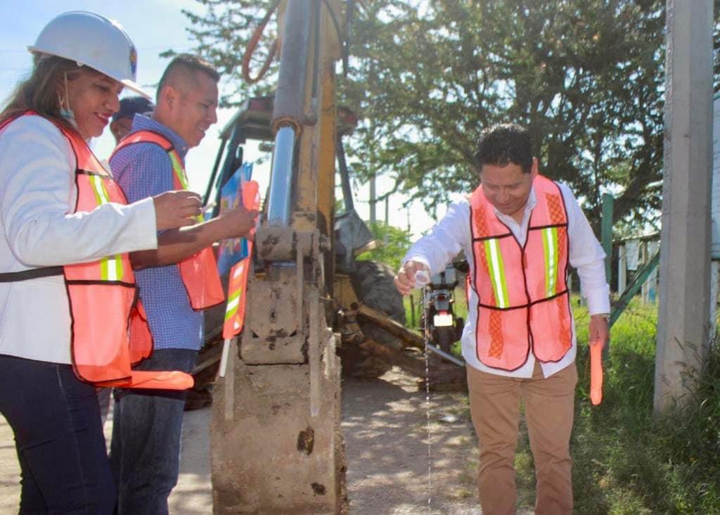 HeliodoroMorga's tweet photo. EN LA 12 DE MAYO, SE INTRODUCE RED DE AGUA POTABLE EN BENEFICIO DE 500 FAMILIAS 🚰

Consta de mil metros lineales y su costo es de 900 mil pesos, con lo que refrendamos nuestro compromiso de trabajar en favor de la ciudadanía de Tlacolula ♥️

#tlacolulalateconfuerza https://t.co/Sorw3J5yDG
