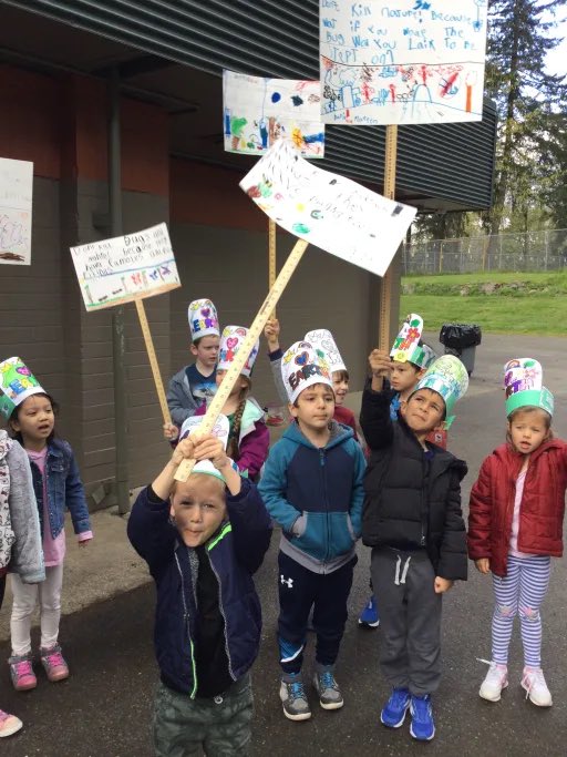 schofige's tweet photo. A class in WA was concerned about bugs dying. On Earth Day they decided to go share with others the importance of not killing bugs and protecting the environment! Great example of social reconstructivism — advocating for nature and working to better the world 💚 #EDUC200 #01FA22 https://t.co/eLAjGh7luj