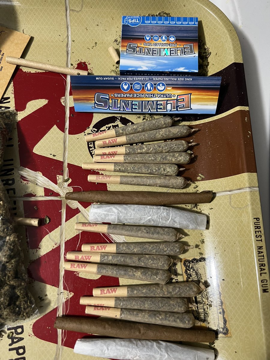 FRED_D24's tweet photo. Meal prepping for the next day or two ๐ฎโ๐จ๐ซ #elements #raw #rawcone #swishersweets https://t.co/zme6h22wSz