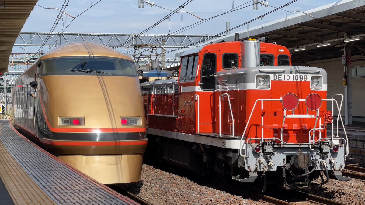 Rail_Channel's tweet photo. EF65 2083[新]+DE10 1099 大宮1104発車。大宮では #106F と並び、#8159F とほぼ同発みたいな感じでした。ちなみに1099号機の東武ATSアンテナは外されてます。あと東武の方が添乗してるので、土崎まで乗るの大変そうです

#DE10 #EF65 #100系 #スペーシア #8000系 https://t.co/9AIowOanJy
