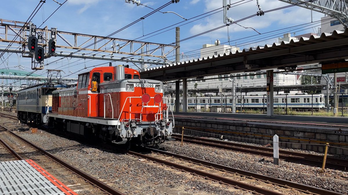 Rail_Channel's tweet photo. EF65 2083[新]+DE10 1099 大宮1104発車。大宮では #106F と並び、#8159F とほぼ同発みたいな感じでした。ちなみに1099号機の東武ATSアンテナは外されてます。あと東武の方が添乗してるので、土崎まで乗るの大変そうです

#DE10 #EF65 #100系 #スペーシア #8000系 https://t.co/9AIowOanJy