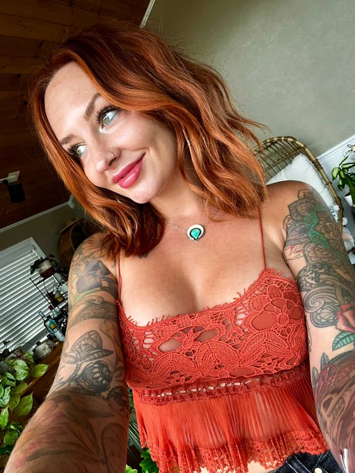 Red?! Yes or no? 🥰🌶🌹🔥✨ https://t.co/RSQlkiIzkv