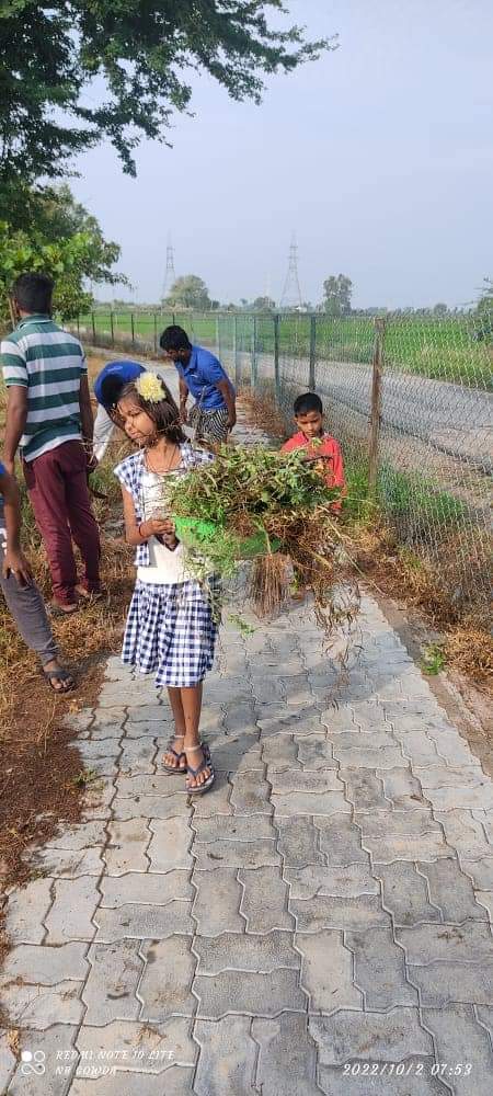 yuva_brigade's tweet photo. #CleanlinessIsHealth #SwachhBharat 
#YuvaBrigade cleaned the park at Gabbur. The drive was conducted on the occasion of Gandhi and Shastri Jayanti https://t.co/DAh37D01XM