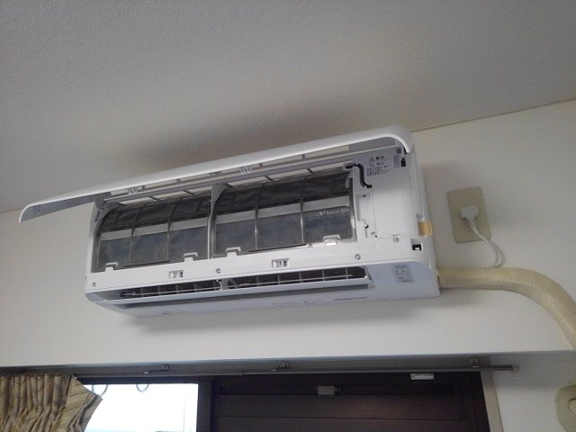 clean_tokyo1's tweet photo. 係の石田佐吉です。リピーター様から、エアコンクリーニング承りました。ハイセンスという中国のメーカーです。東芝さんに似てるみたいですが、違うみたいです。
＃クリーンクルー
＃ハイセンス
＃エアコンクリーニング https://t.co/LIfukfERhz