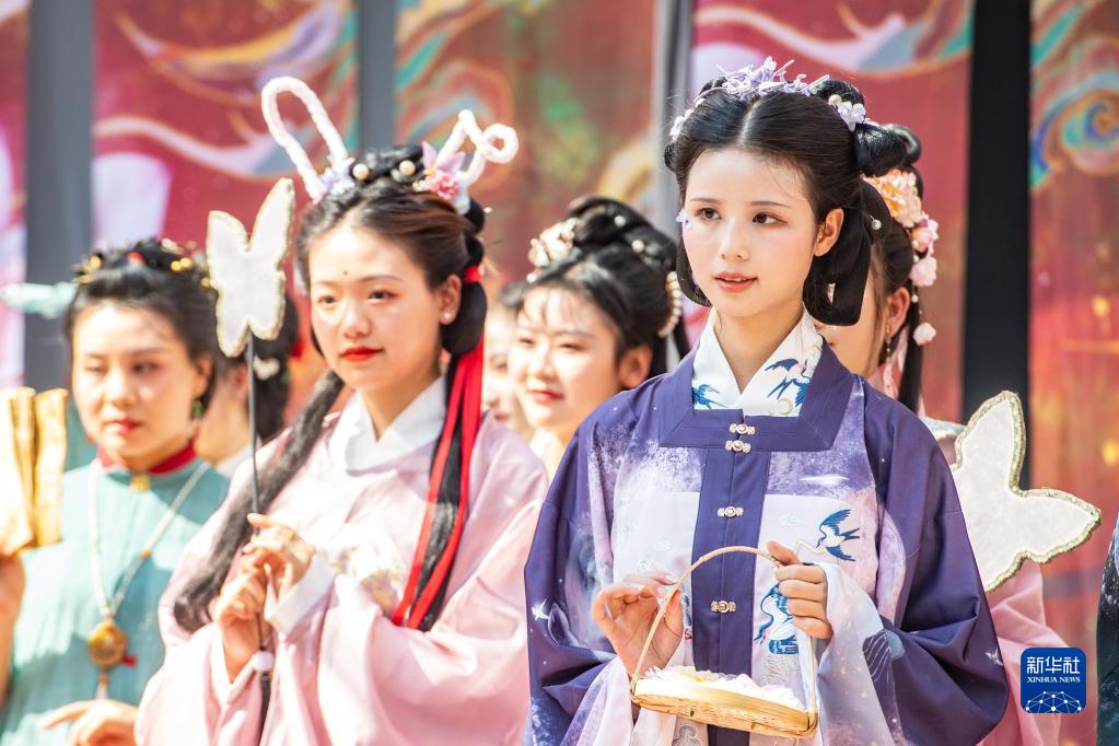 PDChinese's tweet photo. 【國慶長假裏的“國潮國風”】國慶長假期間，重慶旅遊景點千年古鎮磁器口舉行川劇變臉、漢服走秀、古鎮集市等國風主題活動，國潮經濟為假期旅遊消費市場注入新活力。 https://t.co/br1LT7sS5M