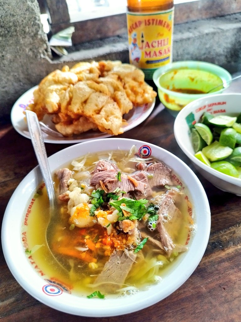 arieparikesit's tweet photo. Soto Sapi Pak Parno
Kuah kaldunya melenakan, gurih namun ringan, masih dimasak dg tungku tradisional, dg irisan kol dan toge pendek, u harga 12 ribu (nasi campur) isian dagingnya banyak, di tambah sedikit gajih.
Gorengane glepunge kakehan haha
#KelanaRasaJavaOverland
#Jogja https://t.co/CgceiVJXjv