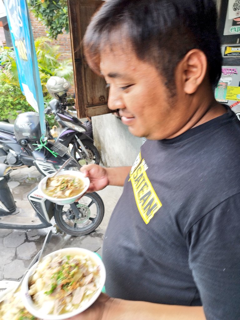 arieparikesit's tweet photo. Soto Sapi Pak Parno
Kuah kaldunya melenakan, gurih namun ringan, masih dimasak dg tungku tradisional, dg irisan kol dan toge pendek, u harga 12 ribu (nasi campur) isian dagingnya banyak, di tambah sedikit gajih.
Gorengane glepunge kakehan haha
#KelanaRasaJavaOverland
#Jogja https://t.co/CgceiVJXjv
