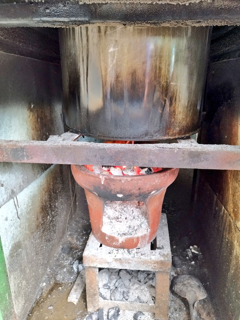 arieparikesit's tweet photo. Soto Sapi Pak Parno
Kuah kaldunya melenakan, gurih namun ringan, masih dimasak dg tungku tradisional, dg irisan kol dan toge pendek, u harga 12 ribu (nasi campur) isian dagingnya banyak, di tambah sedikit gajih.
Gorengane glepunge kakehan haha
#KelanaRasaJavaOverland
#Jogja https://t.co/CgceiVJXjv