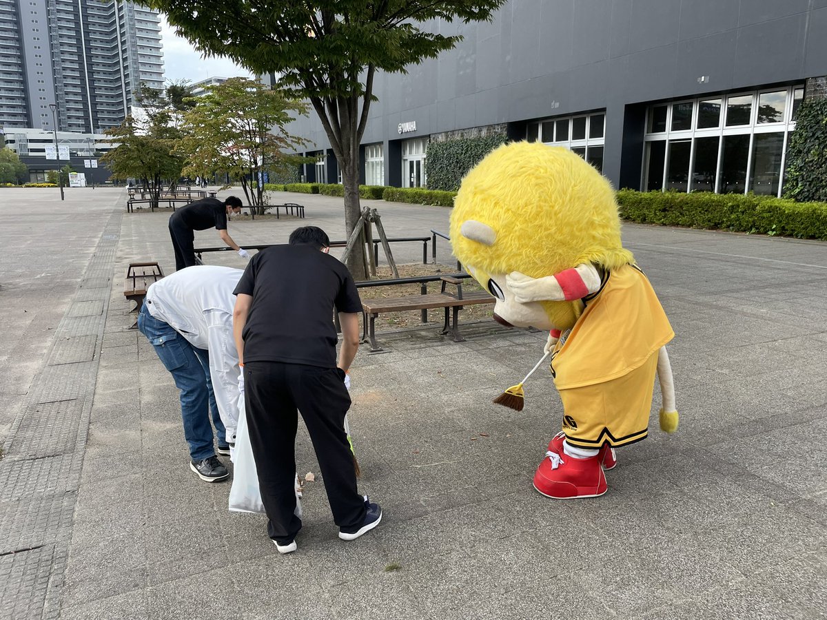 89ERS_Official's tweet photo. 10/14(金)・15(土)の仙台開幕を目前に
ゼビオアリーナ仙台周辺を、株式会社 #HEXELWorks の皆様と早朝清掃活動を行いました🧹🍂☀️
皆さんをお迎えする準備、着々と進んでおります💪
HEXEL Worksの皆様、今年もありがとうございました‼️
#仙台開幕は10月14日金曜日
#89ERS
#NINERSHOOP
#SDGs https://t.co/2Mv6rxWUfA