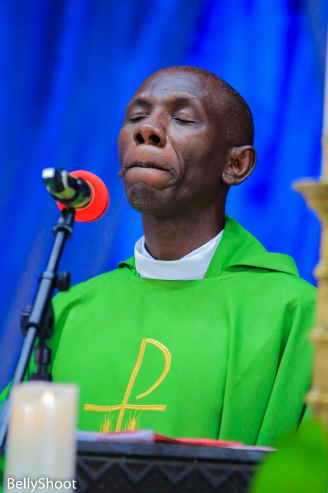 BlaiseKanda2's tweet photo. Ce matin, prie : 
Seigneur Jésus, 
Merci pour Marthe et Marie 
Qu'elles soient en ma vie
L'appel à mettre en harmonie 
Le travail, l'action 
Et la prière, la contemplation 
Que ma main ouvrière 
Ne me vole ma vie de prière. ": https://t.co/mmQn76CV27