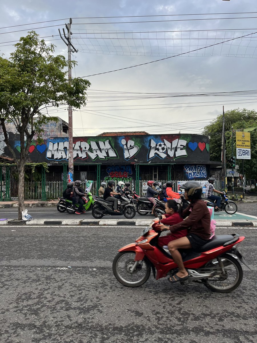 baksoitok_'s tweet photo. Pojok Beteng Wetan, Yogyakarta. Untuk pertama kalinya sejak saya lahir, ada JOGJA, SOLO, dan SLEMAN yang bersatu dalam MATARAM IS LOVE.
Mungkin saya adalah orang paling bahagia hari ini, meskipun kemarahan atas peristiwa Kanjuruhan tidak pernah padam.
#MataramIsLove 💙❤️💚 https://t.co/UPmG5SNUto