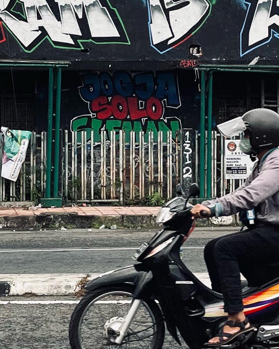 baksoitok_'s tweet photo. Pojok Beteng Wetan, Yogyakarta. Untuk pertama kalinya sejak saya lahir, ada JOGJA, SOLO, dan SLEMAN yang bersatu dalam MATARAM IS LOVE.
Mungkin saya adalah orang paling bahagia hari ini, meskipun kemarahan atas peristiwa Kanjuruhan tidak pernah padam.
#MataramIsLove 💙❤️💚 https://t.co/UPmG5SNUto