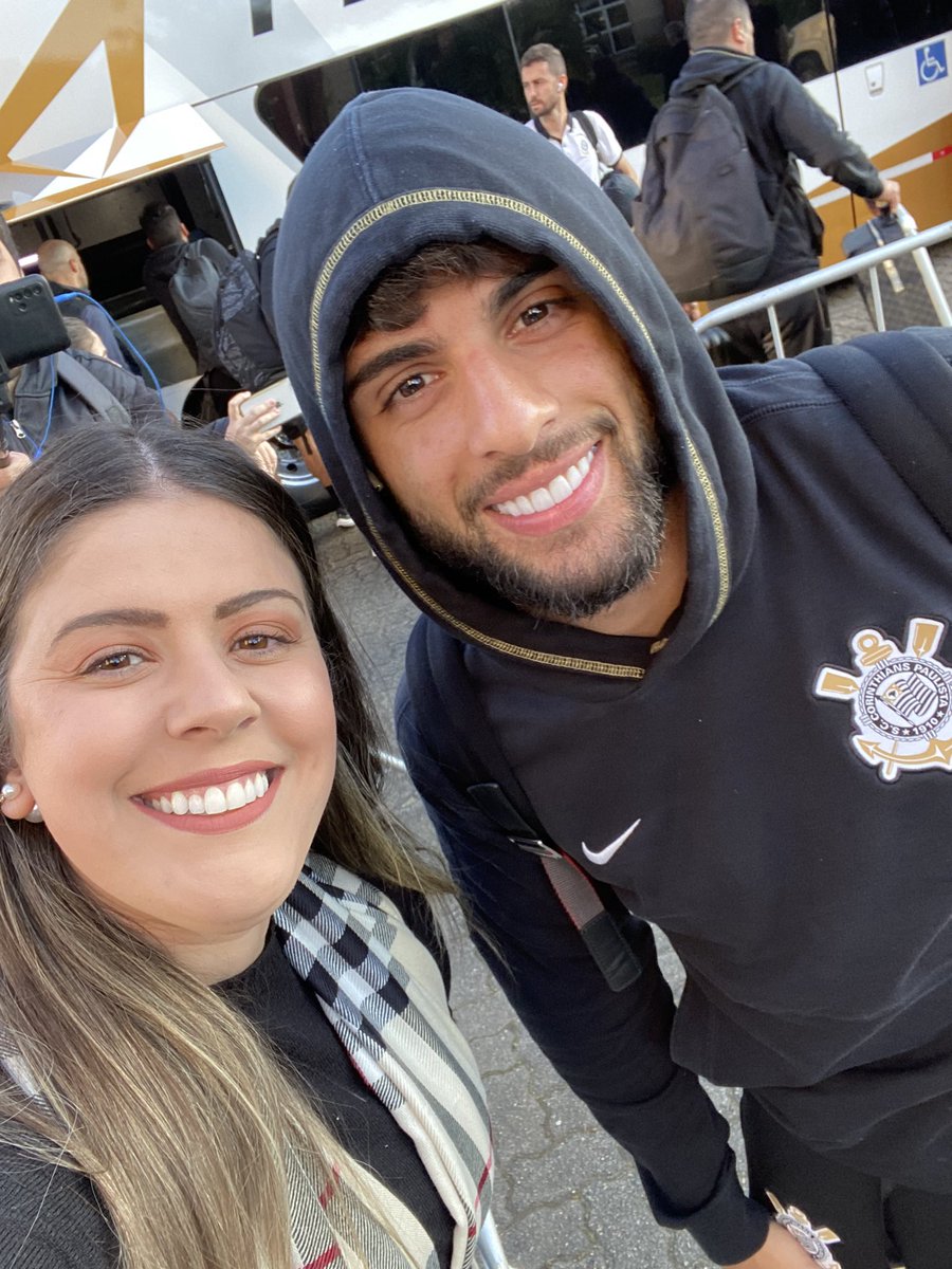 FranMesari's tweet photo. A foto com o @yuri_alberto merece vir pro Twitter! A jornalista que não tieta jogador, mas esse valeu os 78 anos tentando uma foto! Brabo demais 🔥 https://t.co/fpsmC8uyS5