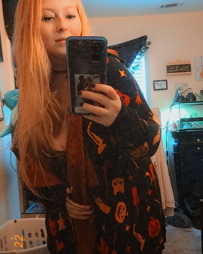 ElderGodMurphy's tweet photo. Finally broke out my #hocuspocus sweater and watched #hocuspocus2 and I have to say...I may like it more than the original! 🖤 https://t.co/9iqQk0kyfs