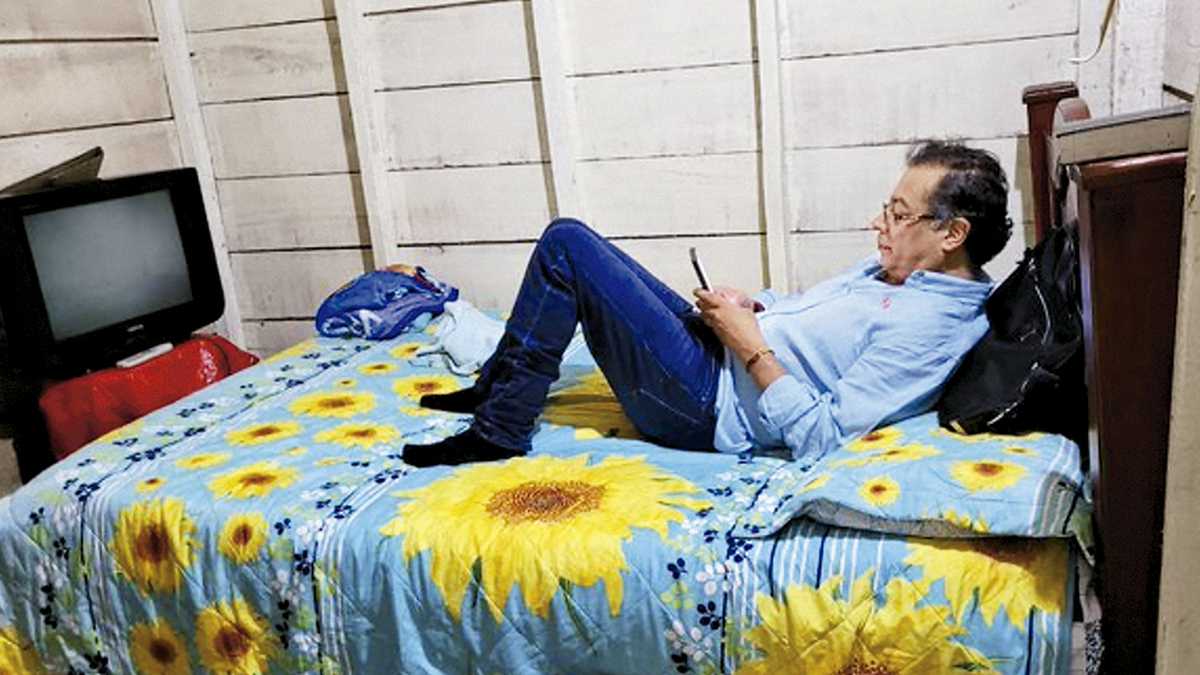 Caromunozb's tweet photo. Pensando en la urticaria que debió sufrir el entonces candidato Petro cuando se quedó a dormir en esta cama sin una sola pluma de ganso. https://t.co/aXv8lyuquT