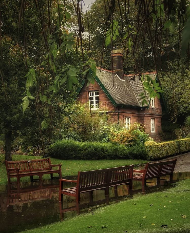 Princes Street Gardens, Edinburgh, Scotland
📸: Nicole Brand
#Scotland🏴󠁧󠁢󠁳󠁣󠁴󠁿  #Edinburgh  #gardenerscottage #westprincesstreetgardens #princesstreetgardens #edinburgh #visitedinburgh #traveling 
#travelphotography