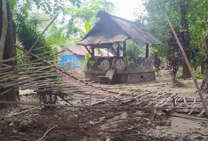 miN13700's tweet photo. About 70 junta troops launched offensive &amp; re-encamped at Kyaik camp seized &amp; abandoned by KNLA in Kayin State's Kawkareik tsp. On their way to the camp on Sep 29, they looted money &amp; valuables and fired artillery, damaging village clinic &amp; houses &amp; injuring locals.
#2022Oct4Coup https://t.co/spWx2yWTju