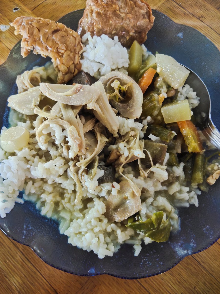 baworRockNRoll's tweet image. Sayur kesukaan, sayur lodeh, sayur gori, tempe 🤤😋
Maaf, kalo porsi makan saya Bar bar sekali 😁

#Maksi
#Lodeh
#Gori
#Warteg