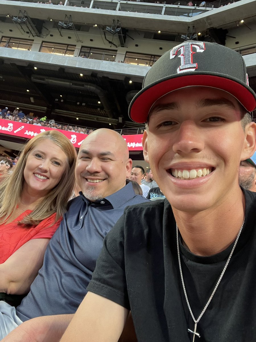 No better way to spend my mamas bday, love you mom🤎