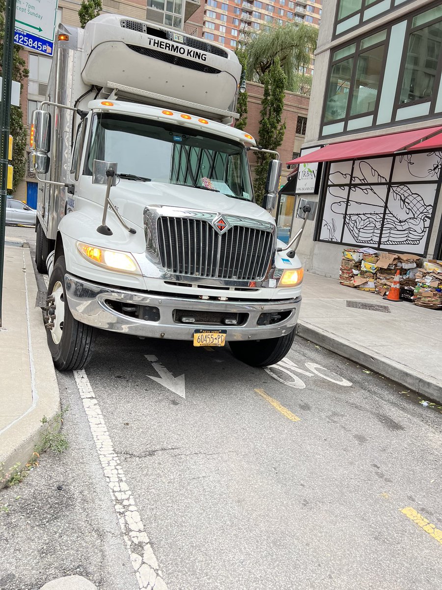 pabilas's tweet photo. What a disappointment that @juliej_won @CMJulieWon @SenGianaris @NYC_DOT @ydanis @QnsBPRichards keep ignoring this abuse @KeyFood #urbanmarket keeps using the bikelane for loading and unloading also blocking #pedestrianpath @StreetsblogNYC @nyc311 @LICPOST 2nd street 50 ave #lic https://t.co/Ezk544ityf