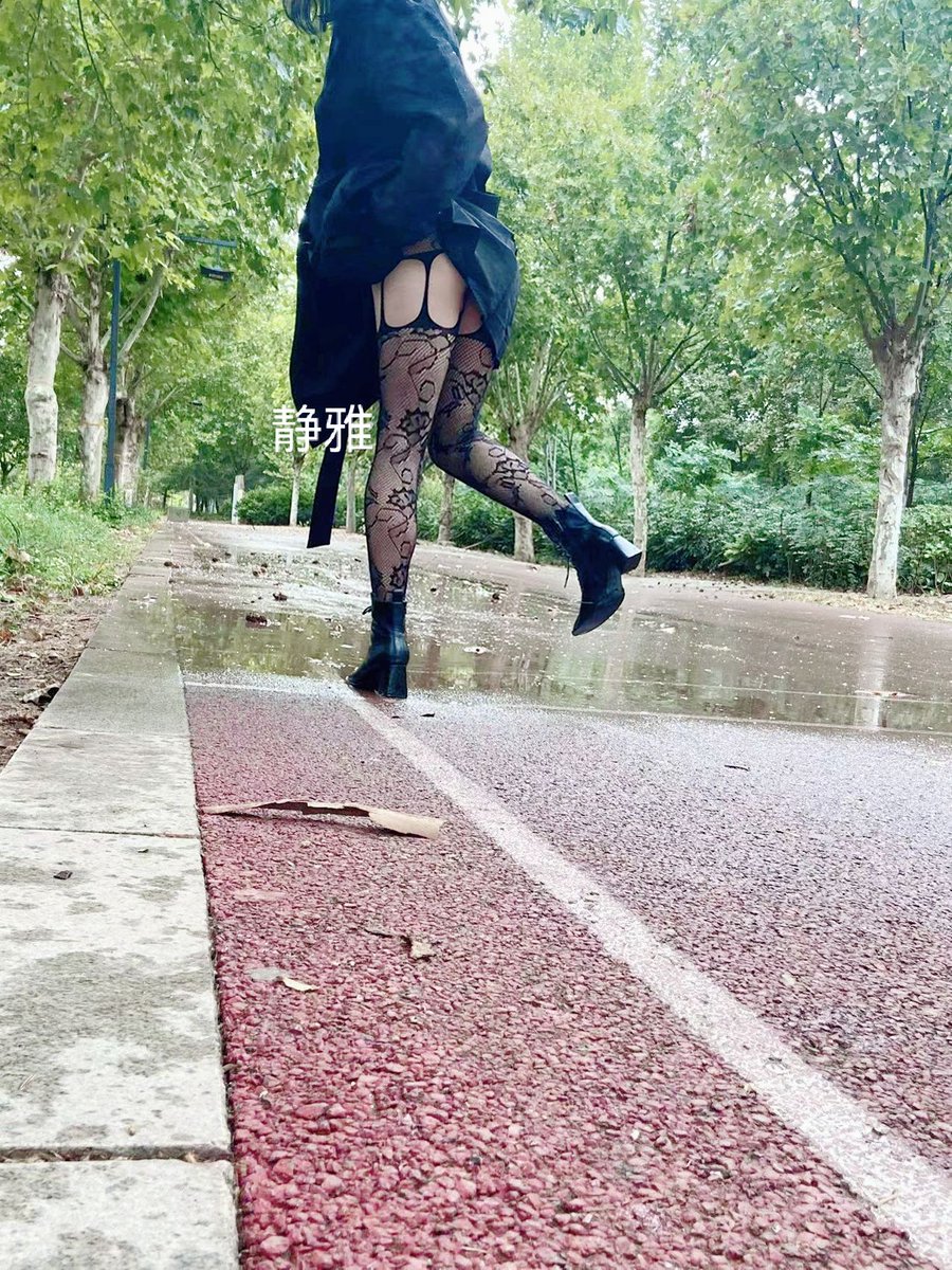 h1314999000's tweet photo. 这算不算绿野仙踪？（原图原拍）
#网袜
#丝袜
#露出
#蜜桃臀
#人妻
#红杏女
@CPcoupling_RC 
@CPcoupling💕 
@BY404_
@ZHOUSHUREN_
@by_renjian
@roundfishman
@HuluwaChina
@wsdsbs
@tbzt3623 
@Hexiansheng0031 
@luoliao8 
@xiaotuz9977 
感谢各位转发😘😘 https://t.co/3OJ4Bbnj3p