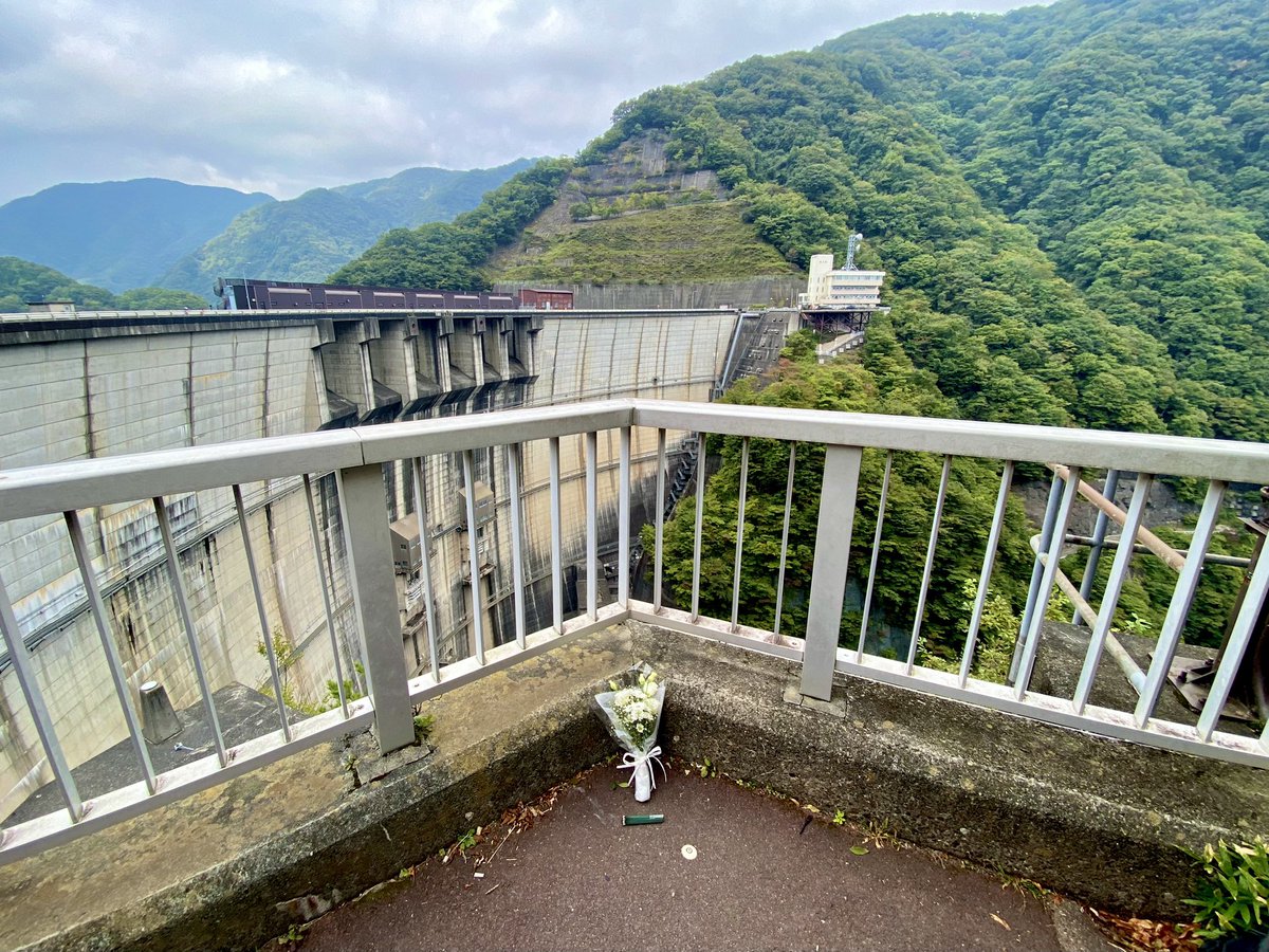 SikisaiRider's tweet photo. 22年の長旅、本当にお疲れ様でした。

あまりの高さに絶句しました。

ここから身を投げる恐怖より生きている事が辛いなんて、想像も出来ないくらい苦しかったのだと思います。

目を輝かせながら話してくれた旅の話の続きをいつか聞かせて下さい。

旅立った先でもバイクで走り回っていると良いな。 https://t.co/ZitVDYdg3O
