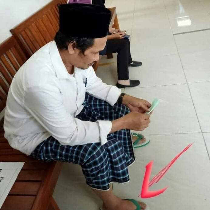 Tingkat sederhana beliau berada sejajar dengan tanah, tapi ilmu yg dimiliki seperti menembus langit~
Semoga Allah Azza Wa Jalla selalu memberikan kesehatan serta umur panjang kepada Gus Baha 💚