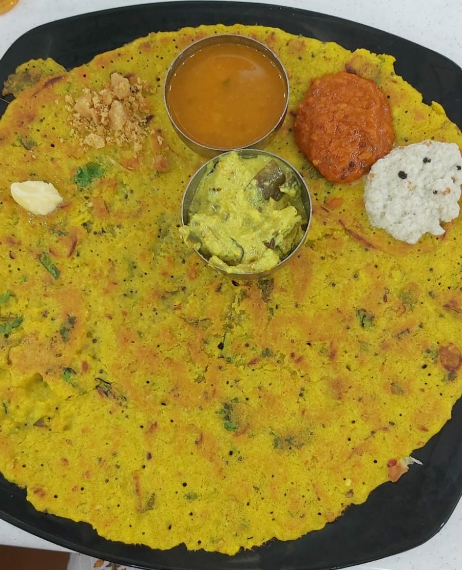 ujjwalabaxi's tweet photo. Another tempting breakfast pic by a client..ADAI dosa with all the essential add ons.. who says one cannot eat out on a health regime!#navratri2022 #Dussehra #indianfest #vegan #singapore #Mumbai https://t.co/k5fmURyazA