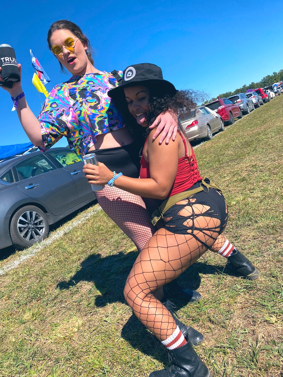 caymanmurphree's tweet photo. @wakaanfest vibez w my gurl 💜🏵️🧚🏼‍♂️💚 https://t.co/3eK79r9Bao