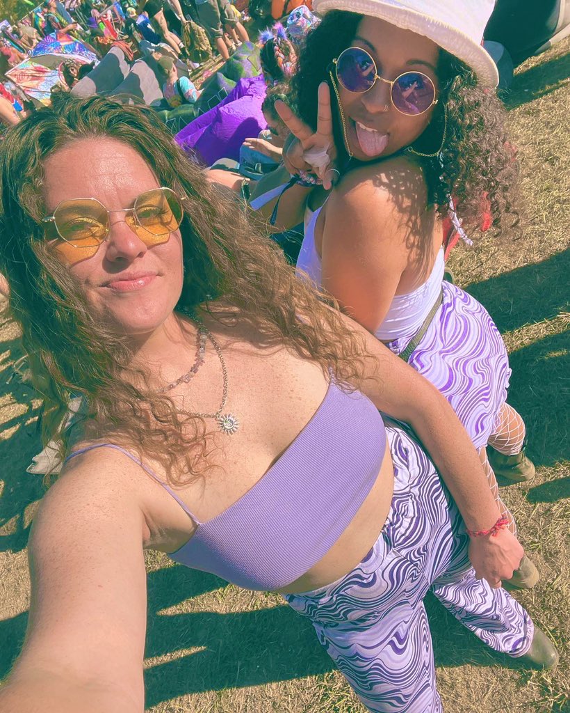 caymanmurphree's tweet photo. @wakaanfest vibez w my gurl 💜🏵️🧚🏼‍♂️💚 https://t.co/3eK79r9Bao