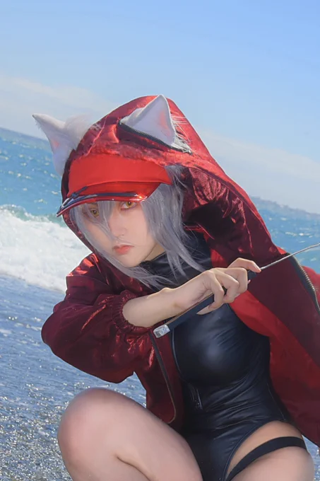 【cosplay】水中の獲物を狩るための新しい装備として、彼女はこの水着を試用しているようだ。    アークナイツ [明日方舟]レッド (Projekt Red) [红] 