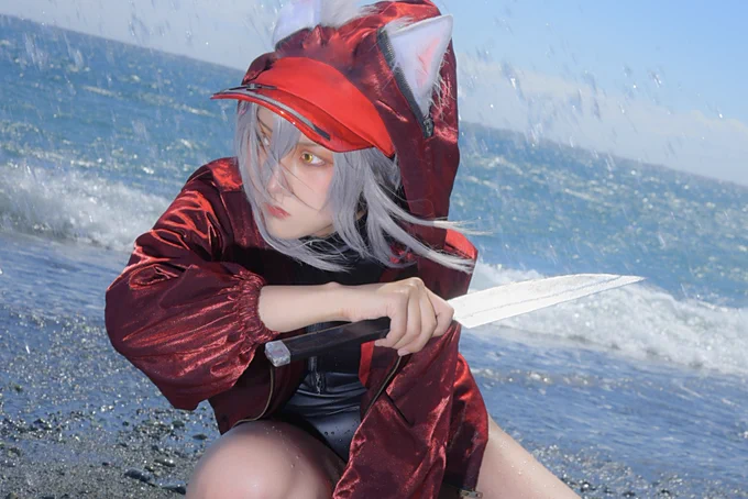 【cosplay】水中の獲物を狩るための新しい装備として、彼女はこの水着を試用しているようだ。    アークナイツ [明日方舟]レッド (Projekt Red) [红] 