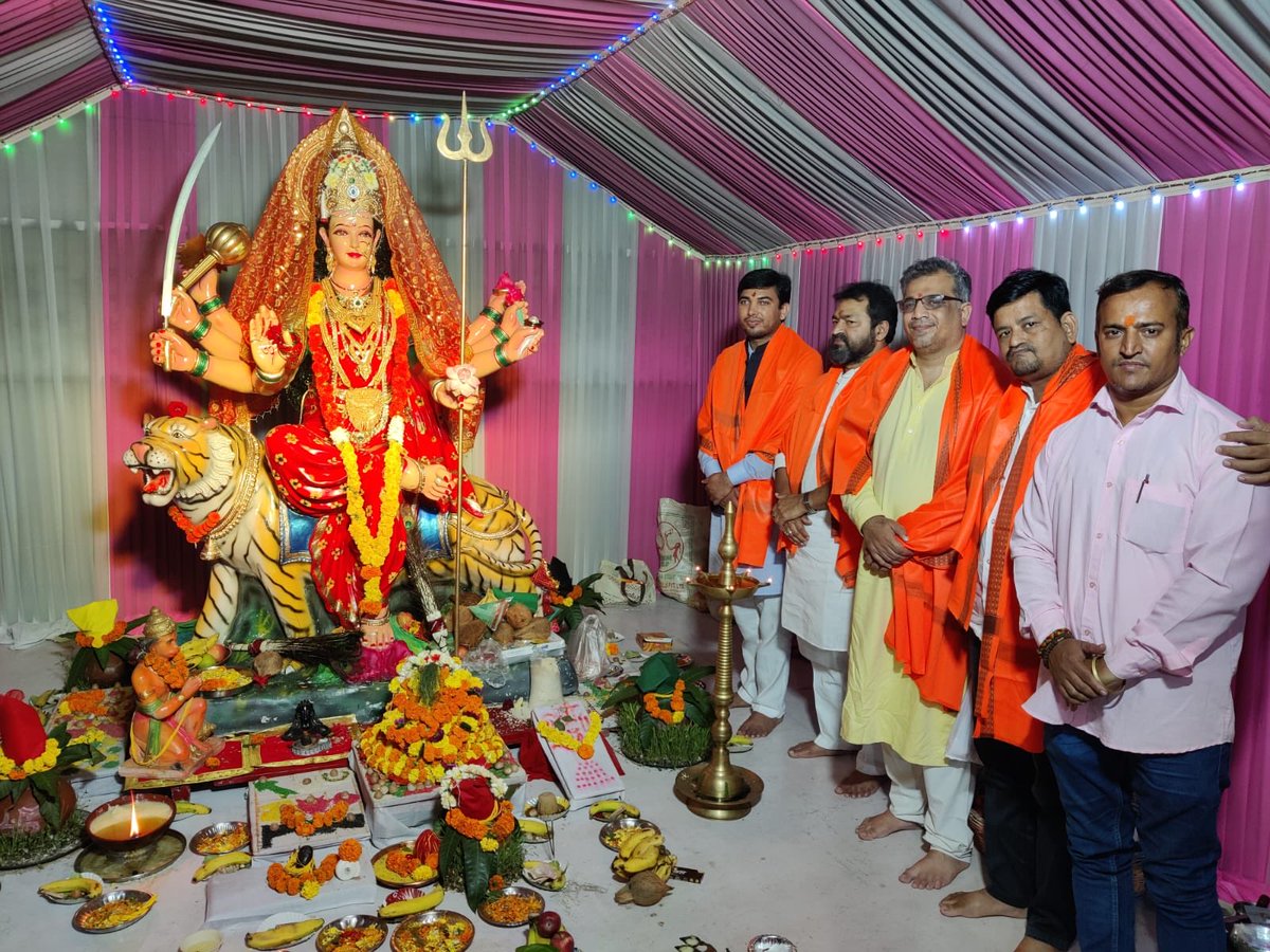 pawantripathi_'s tweet photo. कामावाडी रहिवासी सेवा संघ द्वारा , चेम्बुर में आयोजित सार्वजनिक नवरात्रोत्सव में दर्शन करने एवं आरती करने का सौभाग्य प्राप्त हुआ 🙏🙏⁦@BimalBhuta⁩ https://t.co/8RxjbuZY34