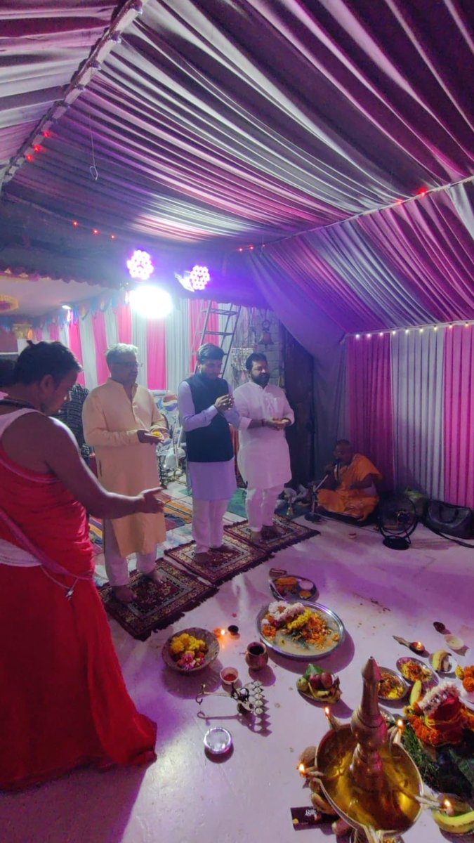 pawantripathi_'s tweet photo. कामावाडी रहिवासी सेवा संघ द्वारा , चेम्बुर में आयोजित सार्वजनिक नवरात्रोत्सव में दर्शन करने एवं आरती करने का सौभाग्य प्राप्त हुआ 🙏🙏⁦@BimalBhuta⁩ https://t.co/8RxjbuZY34