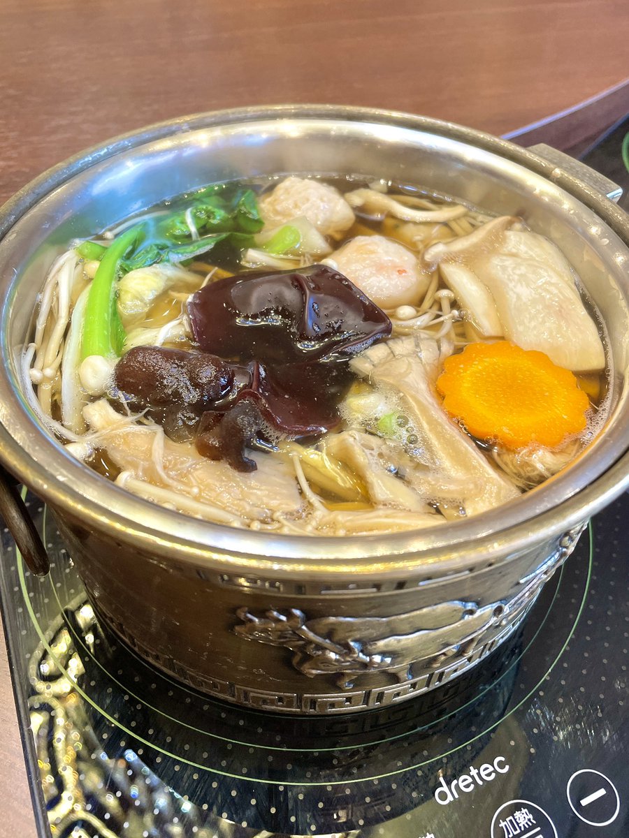 名古屋駅の神ランチ、「四季茸」。キノコ鍋専門店で体に良い鍋のランチが一人で食べられる。滋養スープと麻辣スープと選べて、写真は自家製団子ランチ1080円。たくさんの野菜とキノコが摂れるのでダイエットにも。

リプ欄で名駅オススメランチ募集！Googleマップや写真も貼っていただけると有難い…！