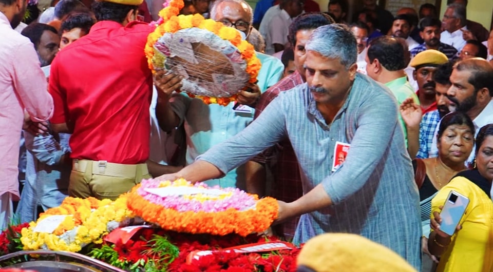 KisanSabha's tweet photo. On behalf of All India Kisan Sabha, comrade Vijoo Krishnan joined thousands to pay tributes to Comrade Kodiyeri Balakrishnan, leader of Kerala Karshaka Sangham and former member of the CKC of #AIKS. 

Revolutionaries never die. They live on among the toiling people. https://t.co/sexIfOA973