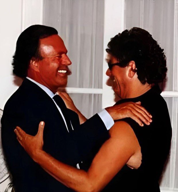 Mi querido Jesús, siempre que pensaba en ti tu recuerdo producía una gran sonrisa en mi alma. Admiré tus intrigas y silencios, grandísimo entrevistador. Mándanos por favor tus entrevistas en el cielo. Descansa en paz