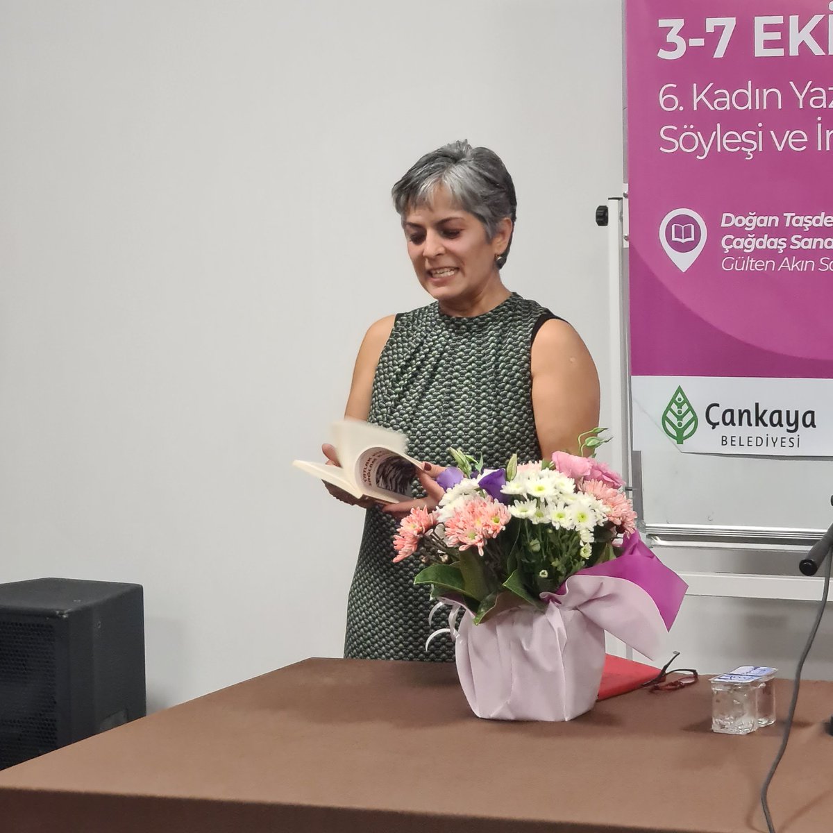 cankaya_haber's tweet photo. 6. Kadın Yazarlar Haftasının ilk gününde Yazar Ayten Kaya Görgün, "Çatlak Kızlar Sağlam Kapıda" adlı kitabını tanıttığı söyleşide okurlarıyla buluştu.
#cankayabelediyesi #cankayahaber https://t.co/TjT0x2eGBo