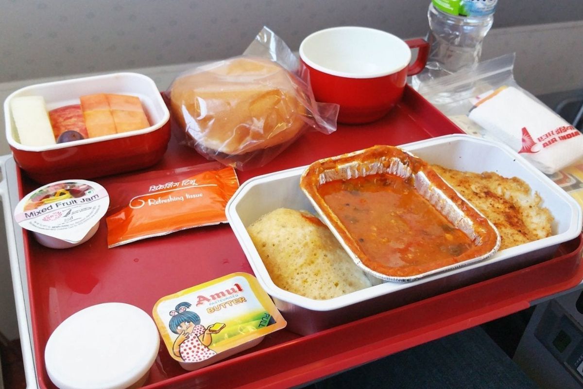 travelobiz's tweet photo. Air India Introduces New In-Flight Menu On Domestic Flights
#AirIndia #Airlines #Aviation #DomesticFlights #India #InflightMeal #InflightMenu
https://t.co/Ym0Svk33I6 https://t.co/gGWW23uGhR